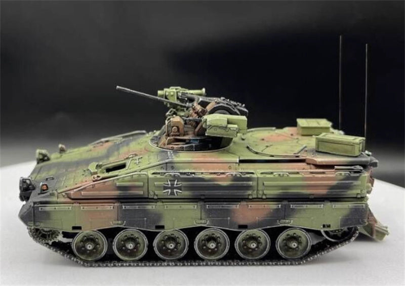 AM German Weasel Infantry Fighting Vehicle NATO Tricolor 1:72 Tank Pre-built Model