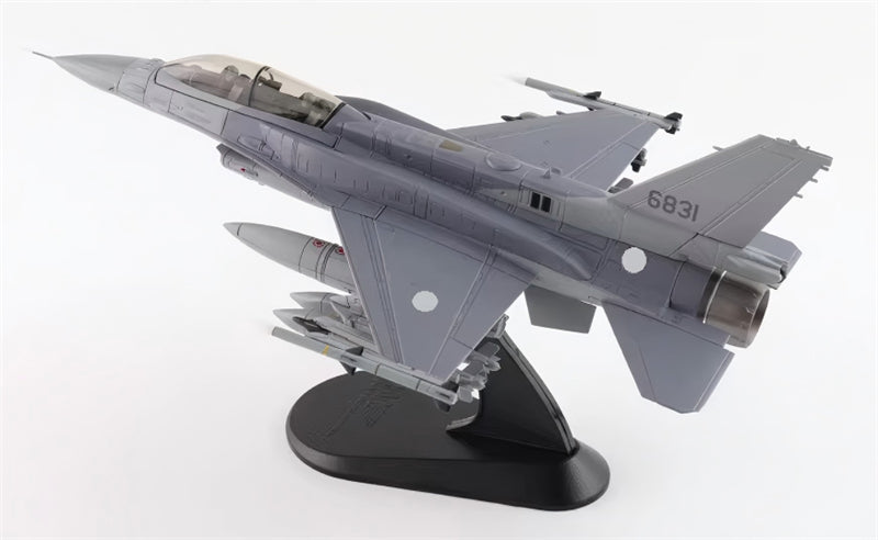 HOBBY MASTER ROCAF F-16D 401st TFW 1:72 Model 2025 w/IRST pod, GBU-39, AGM-154, AGM-88  6831