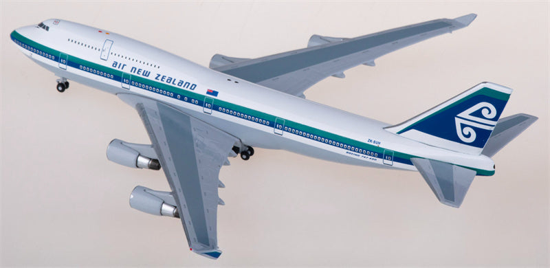 AeroClassics Air New Zealand Boeing 747-400 ZK-SUH 1:400 Diecast Model view 4