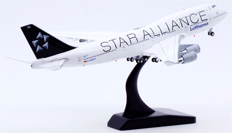 JC Wings 1:400 Lufthansa Boeing 747-400 D-ABTH Diecast Model view 4