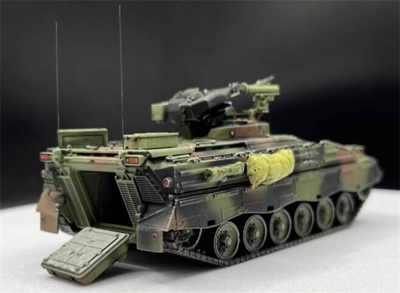 AM German Weasel Infantry Fighting Vehicle NATO Tricolor 1:72 Tank Pre-built Model
