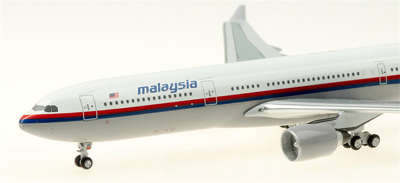 AeroClassics Malaysia Airlines Airbus A330-300 9M-MKE 1:400 Diecast Model view 4