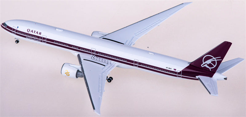 Herpa Qatar Boeing 777-300ER A7-BAC 1:500 Diecast Model view 2