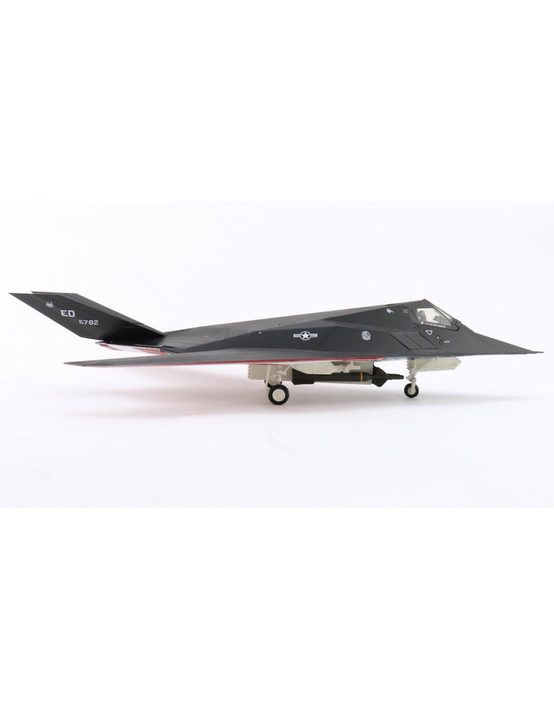 HOBBY MASTER USAF F-117A Nighhawk 410th TFS 1:72 Model 2005  Edwards 79-10782