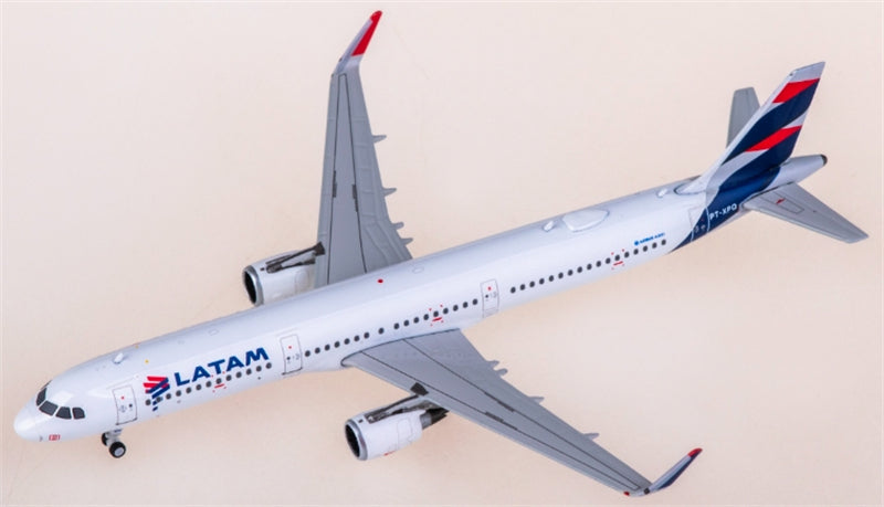 Phoenix LATAM Airbus A321 PT-XPQ 1:400 Diecast Model view 2