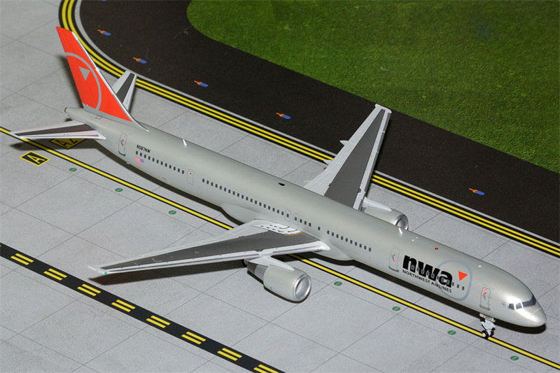 Geminijets 1:200 Northwest Airlines Boeing 757-300 N587NW  Diecast Model