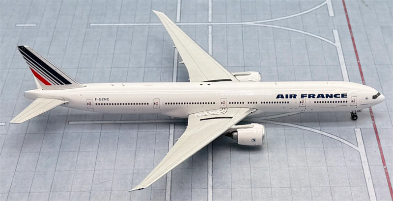 Phoenix 1:400 Air France B777-300 F-GZNC DIECAST Model