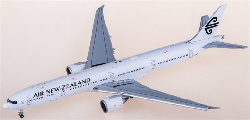 JC Wings Air New Zealand Boeing 777-300ER ZK-OKU Flaps down 1:400 Diecast Model view 2