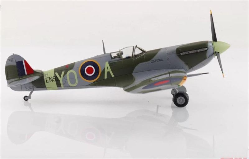 HOBBY MASTER Spitfire Mk. Vb EN921 flown by F/O Jack Sheppard No. 401 Sqn. RCAF 1943 1:48 Airplane Pre-built Model
