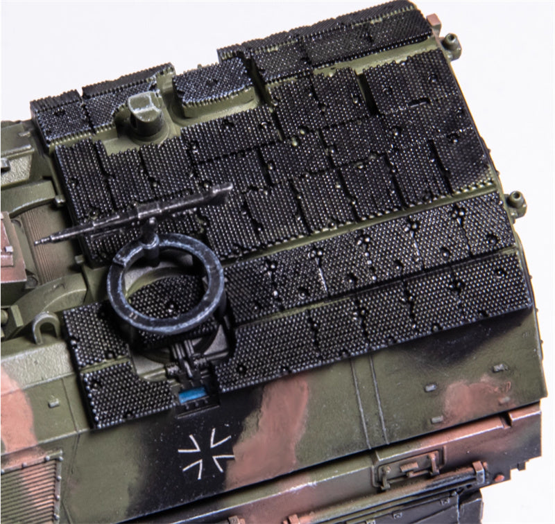 AM German PZH2000 self-propelled howitzer NATO tricolor 1:72 Tank Pre-built Model