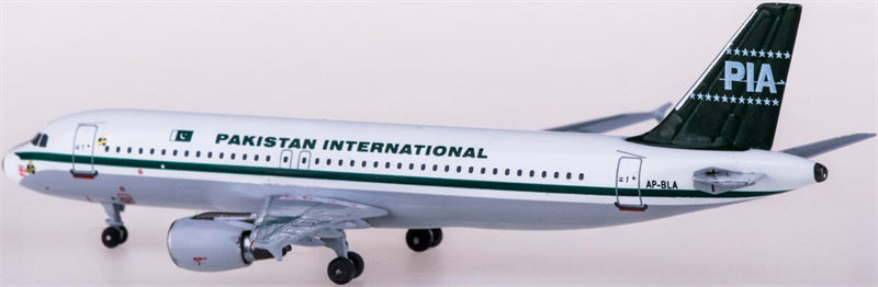 AeroClassics PIA Airbus A320 AP-BLA Retro paint 1:400 Diecast Model view 2