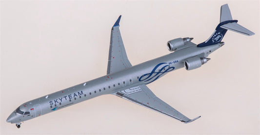 JC Wings Garuda Indonesia Bombardier CRJ1000ER PK-GRA SkyTeam 1:400 Diecast Model view 1