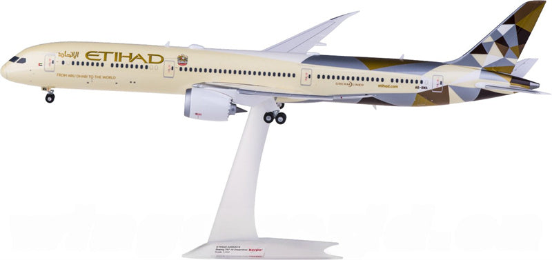Herpa Etihad Airways Boeing 787-10 Dreamliner A6-BMA 1:200 ABS Model view 1