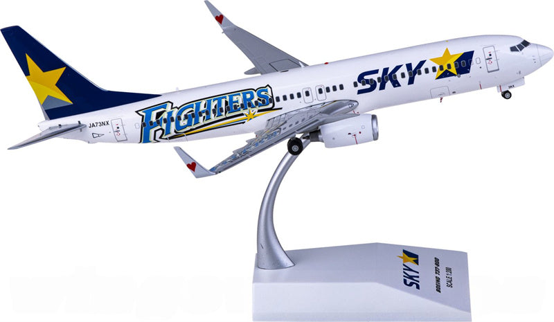 JC Wings Skymark Airlines Boeing 737-800 JA73NX 1:200 Diecast Model view 1