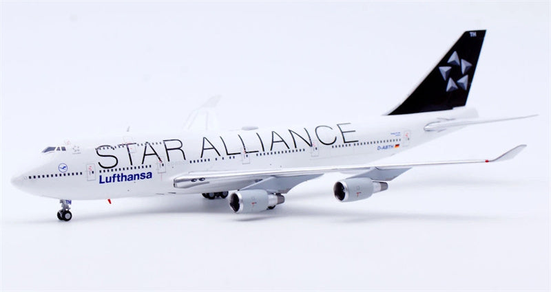JC Wings 1:400 Lufthansa Boeing 747-400 D-ABTH Diecast Model view 3
