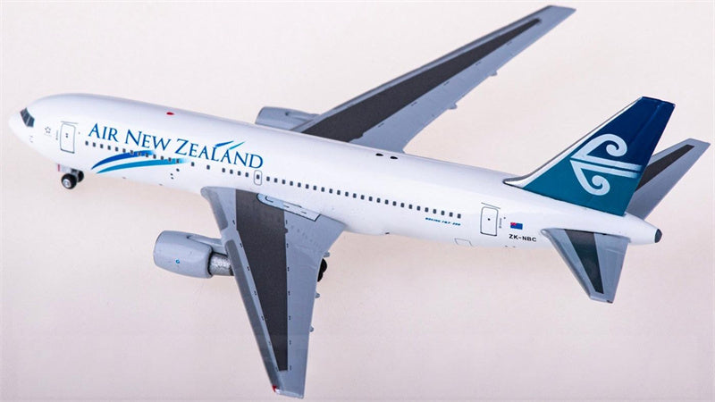 AeroClassics Air New Zealand Boeing 767-200 ZK-NBC 1:400 Diecast Model view 2