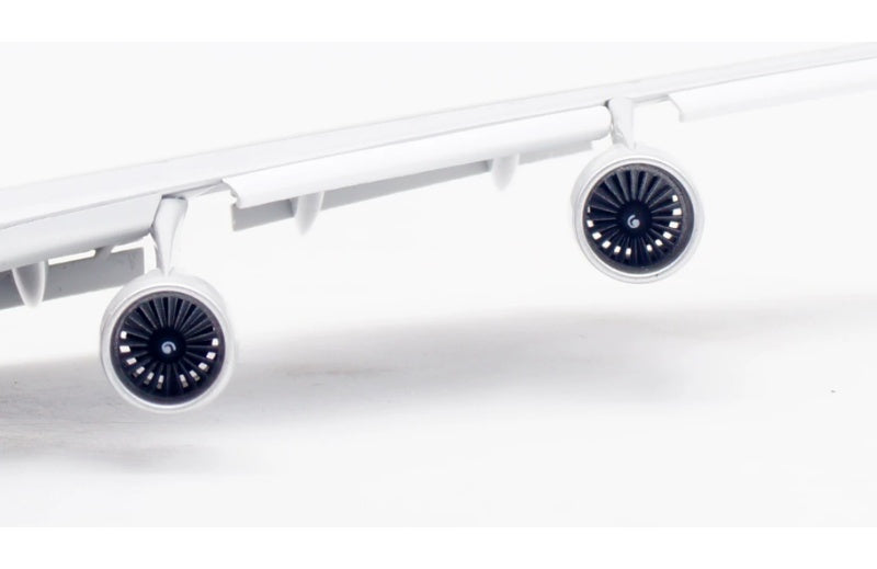 SQ Wings 1:200 Japan Airlines B747-400 JA8904 Flaps down DIECAST Model