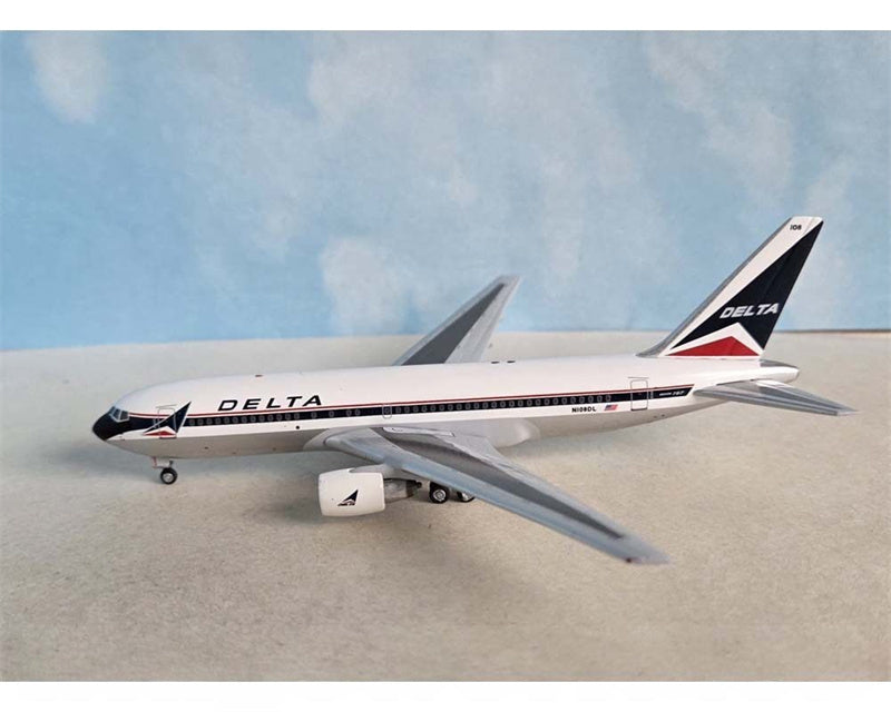 AeroClassics Delta Airlines Boeing 767-200 N108DL 1:400 Diecast Model view 1