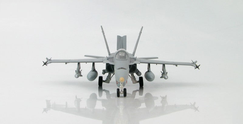 HOBBYMASTER USMC F/A-18A VMFA-333 1:72 Model 1980s  Fighting Shamrocks DN 163154