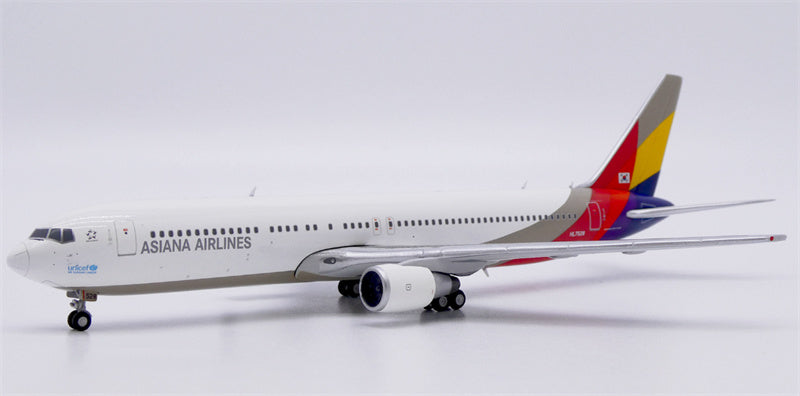 JC Wings Asiana Boeing 767-300 HL7528 1:400 Aircraft Model