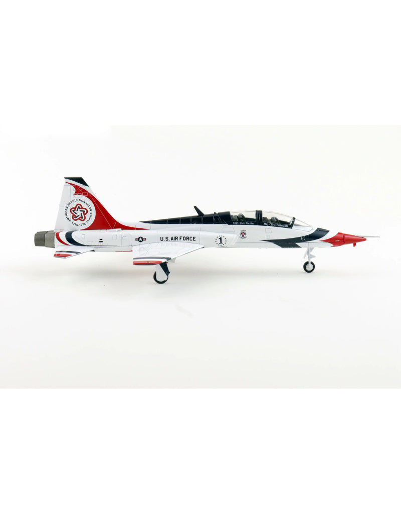 HOBBY MASTER US Air Force T-38  1:72 Model 1976 Bicentennial Scheme Thunderbirds #1