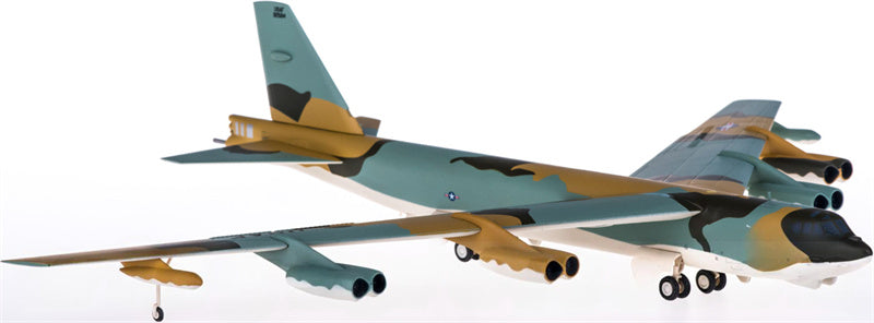 Herpa USAF Boeing B-52G Stratofortress 59-2584 1:200 Diecast Model view 3
