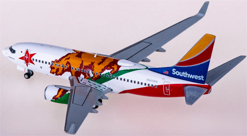 Geminijets Southwest Airlines Boeing 737-700 N943WN California One 1:400 Diecast Model view 2