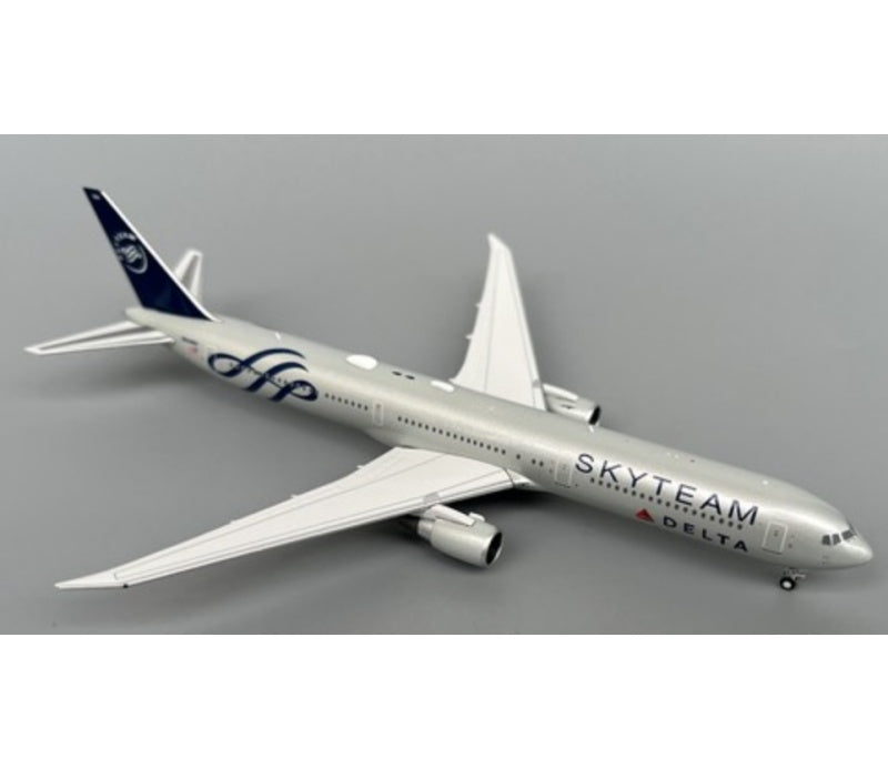 PandaModel 1:400 Delta Air Lines B767-400ER N844MH  DIECAST Model
