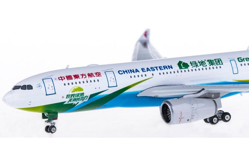 Phoenix China Eastern Airbus A330-200 B-5902 1:400 Aircraft Pre-built  Airliner Model Display