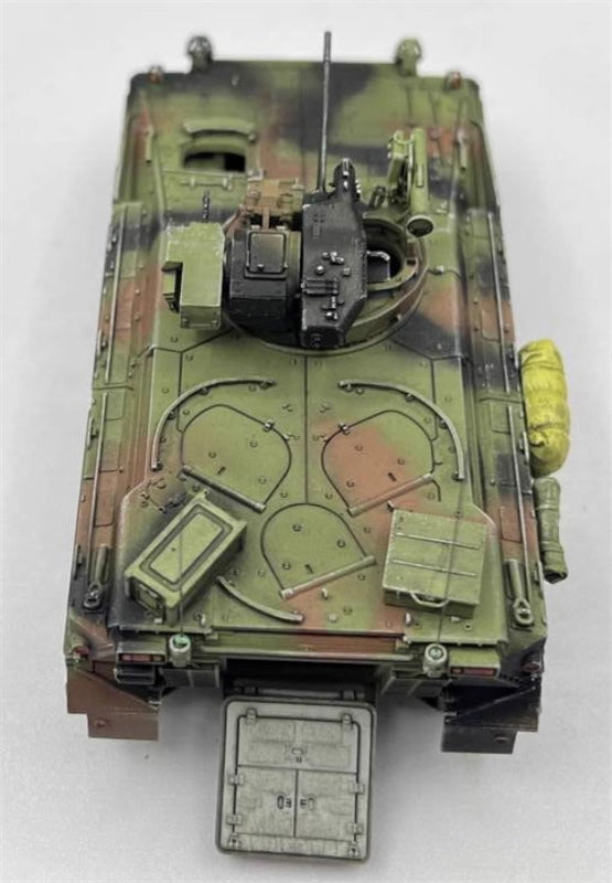 AM German Weasel Infantry Fighting Vehicle NATO Tricolor 1:72 Tank Pre-built Model