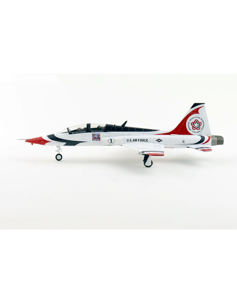 HOBBY MASTER US Air Force T-38  1:72 Model 1976 Bicentennial Scheme Thunderbirds #1