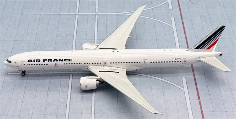 Phoenix 1:400 Air France B777-300 F-GZNC DIECAST Model