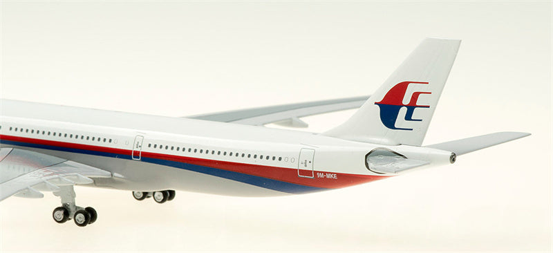 AeroClassics Malaysia Airlines Airbus A330-300 9M-MKE 1:400 Diecast Model view 5