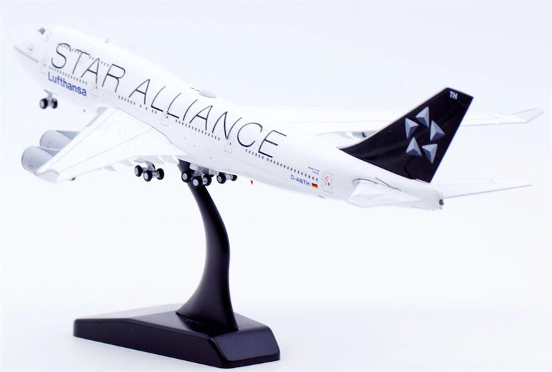 JC Wings 1:400 Lufthansa Boeing 747-400 D-ABTH Diecast Model view 2